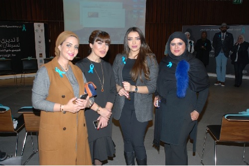 د. هديل العون من المكتب الاعلامى  مع سيدات المجتمع فى الندوة التوعوية عن سرطان عنق الرحم